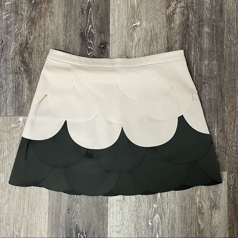 ModCloth Ryu cream and grey scalloped mini skirt, size S.